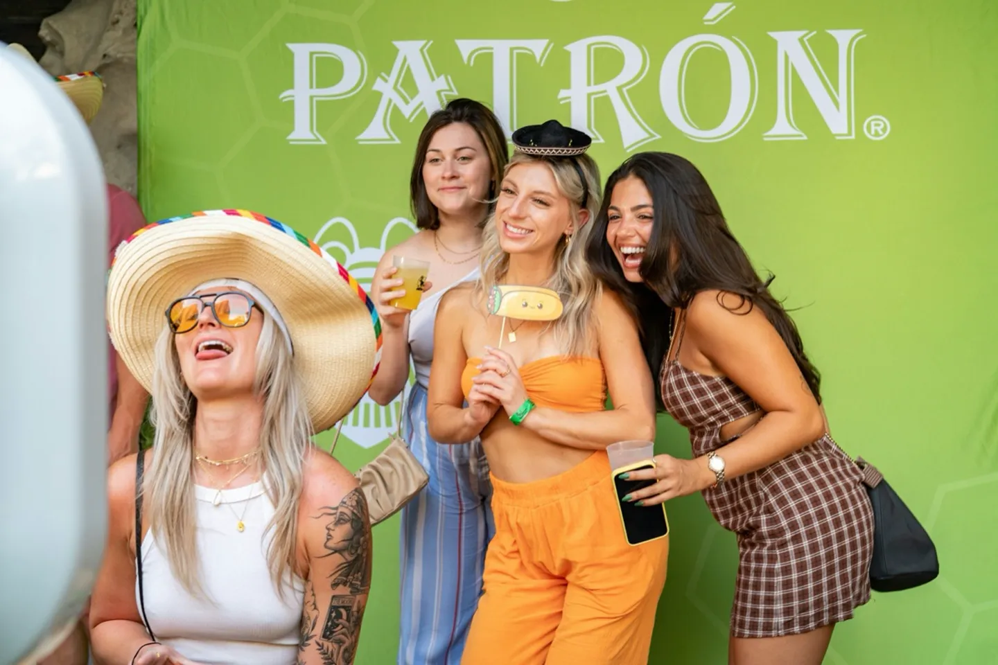 Tamu berfoto di photo booth modern dengan efek sinematik di acara brand activation 2026